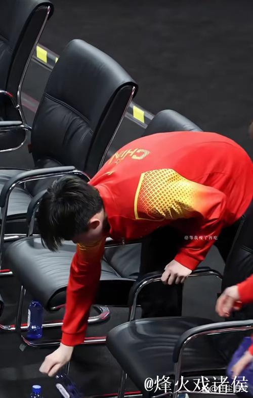 早日恢复健康！王楚钦上车困难无法弯腰！